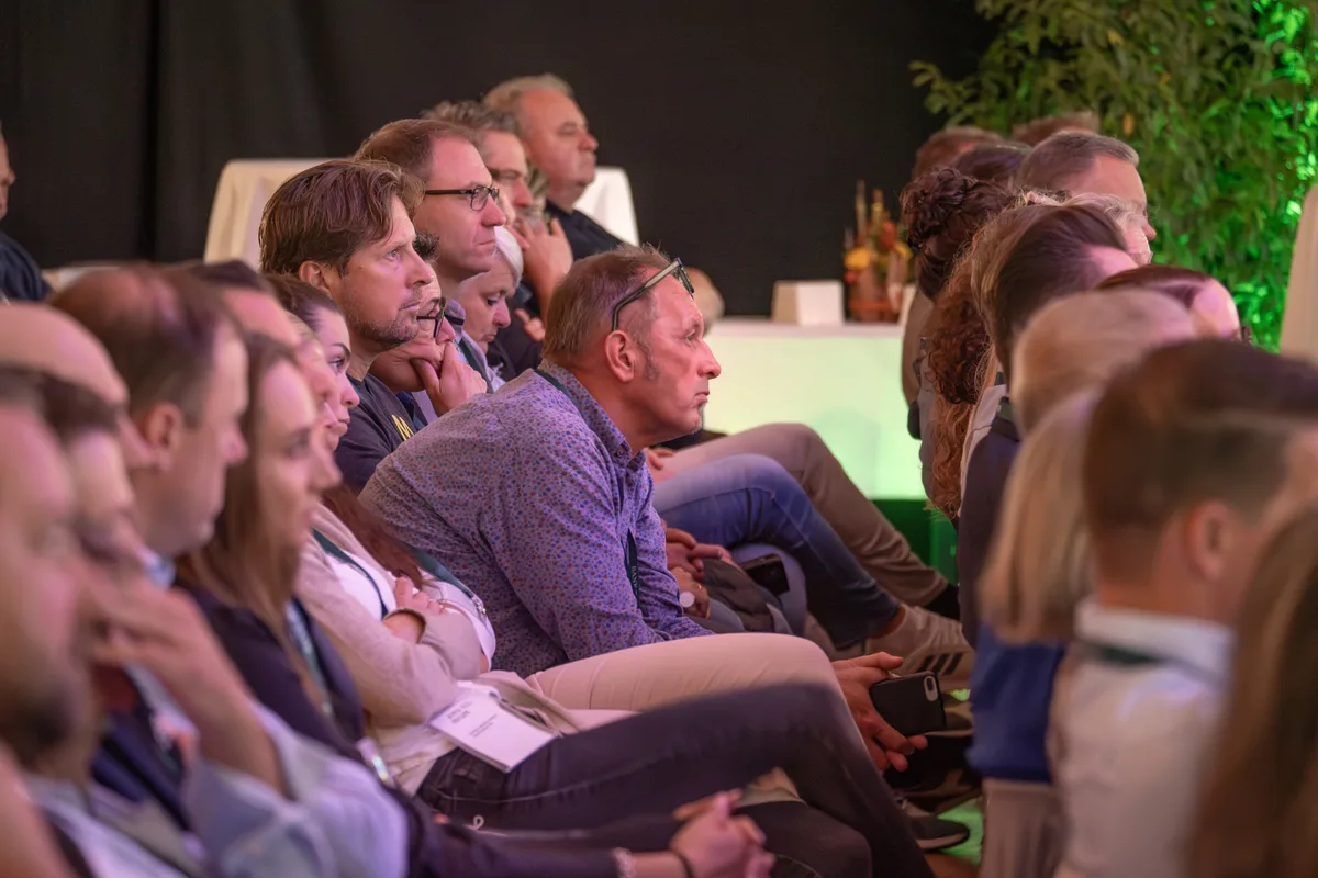 Interessierte Zuhörerinnen und Zuhörer: 380 Vertreter aus Gewerbe, Wirtschaft, Politik und Verwaltung nahmen am 14. KMU Forum teil. 14 KMU-Forum an der ZOM in Wetzikon. Man sieht Menschen in einem grossen Eventzelt.